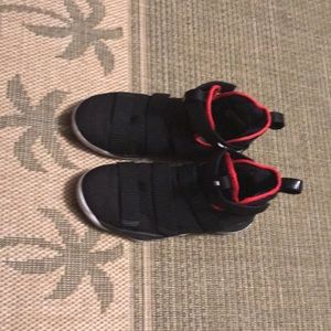 Boys Youth size 7 Labron James